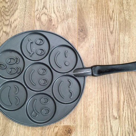 FUN Pancake Pan. Nordic-Ware Happy Face Quality Non-Stick Pan - Picture 3 of 10